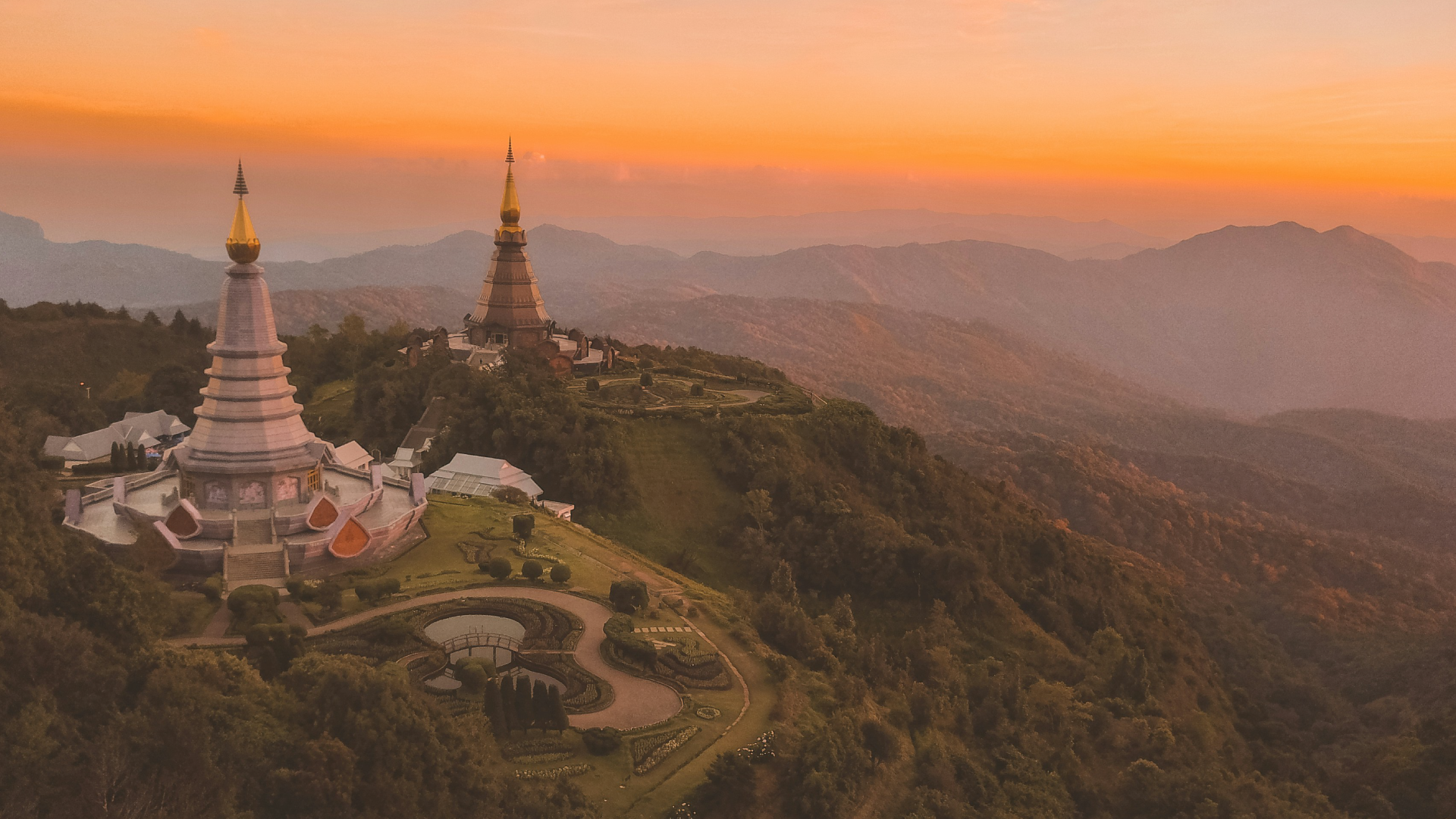 Photo of a study hall with wooden tables and chairs.